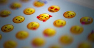Emoji i emotikony w biznesowej komunikacji SMS