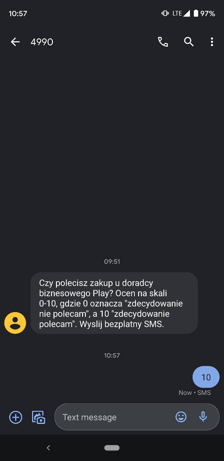 Przykład rozmowy SMS, w której firma pyta o opinię na temat pracy doradcy biznesowego