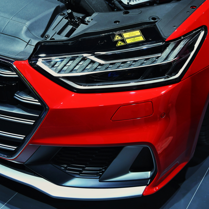 Czerwony samochód - zbliżenie